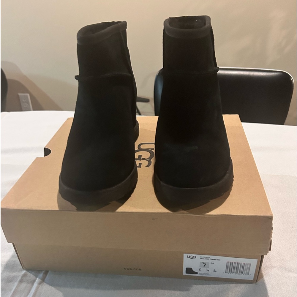 Ugg size 7 black wedge bootie